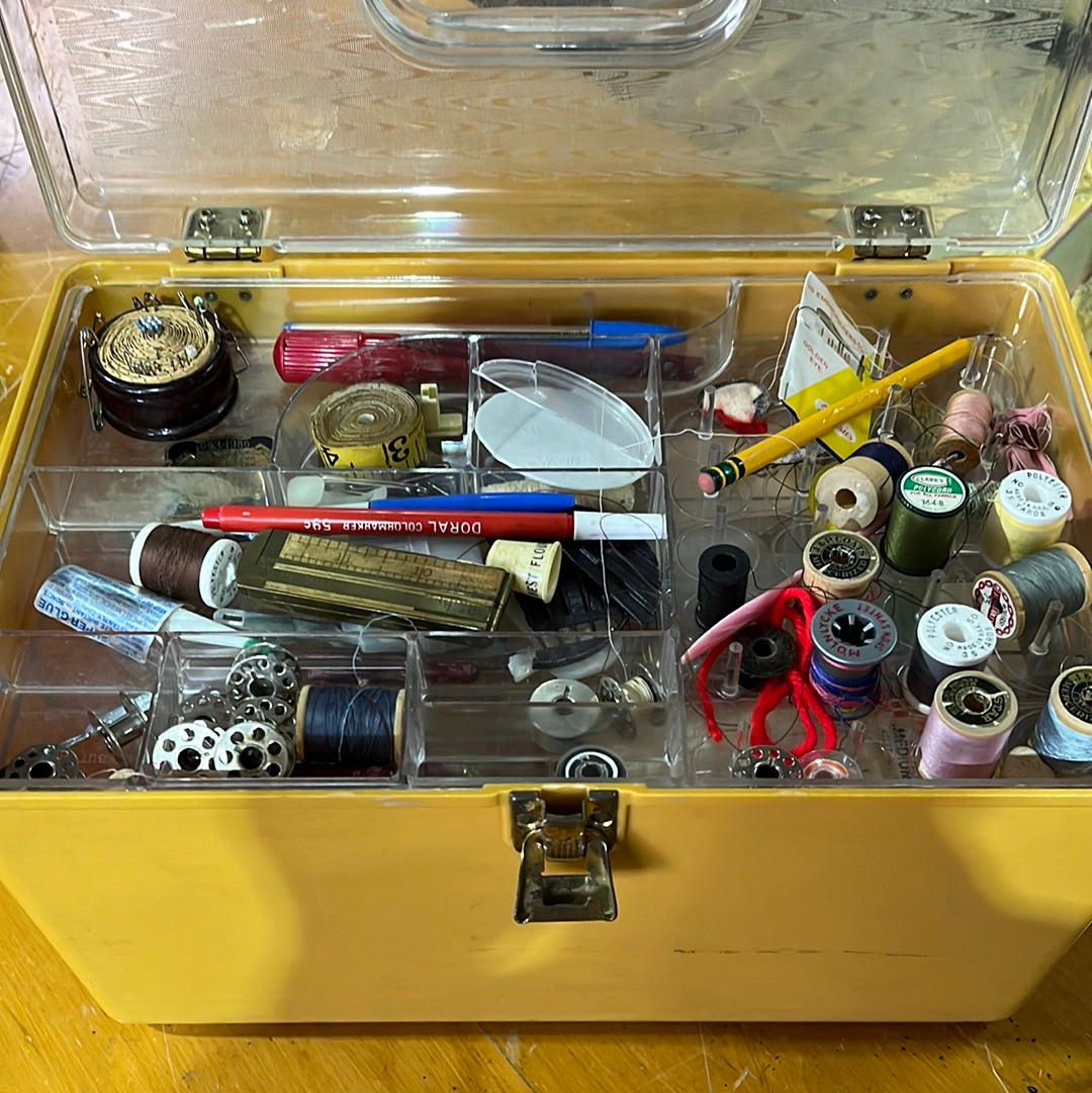 Vintage plastic sewing box incl Accessories