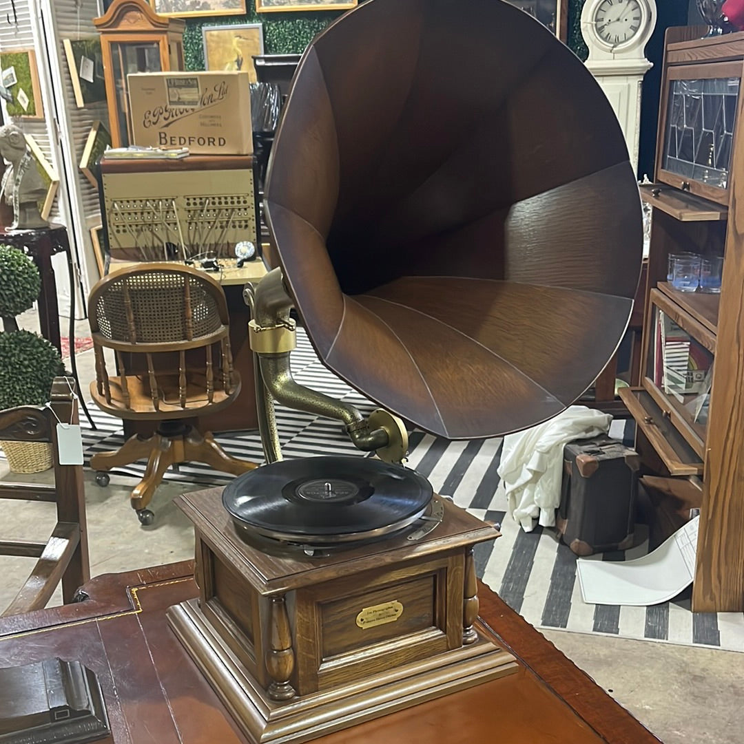 Historic Marche Arret Victrola, Wood Horn