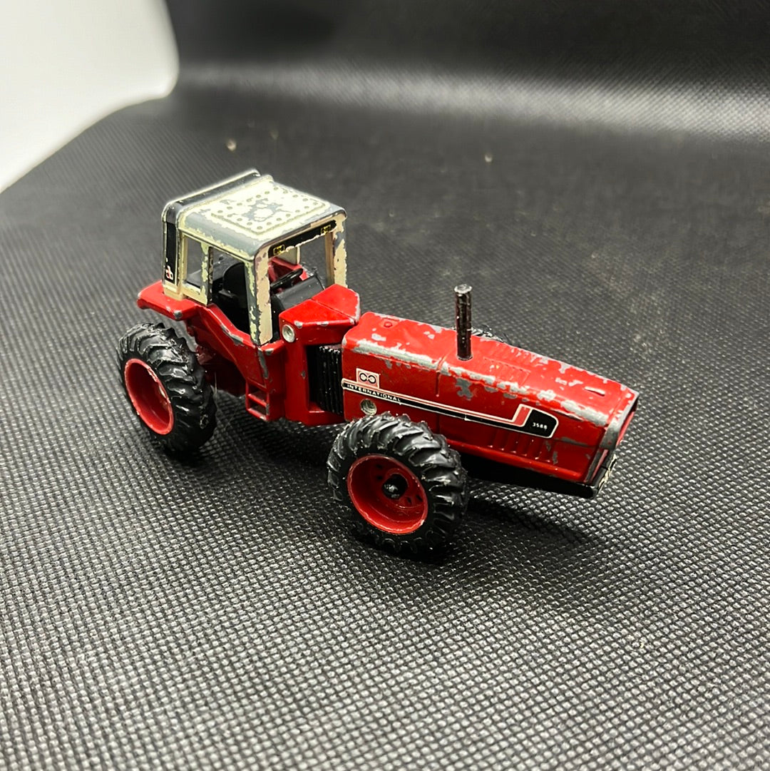 1/64 International Harvester 3588
2+2 4WD Tractor