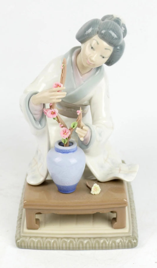 LLADRO JAPANESE GEISHA FLOWER #4840